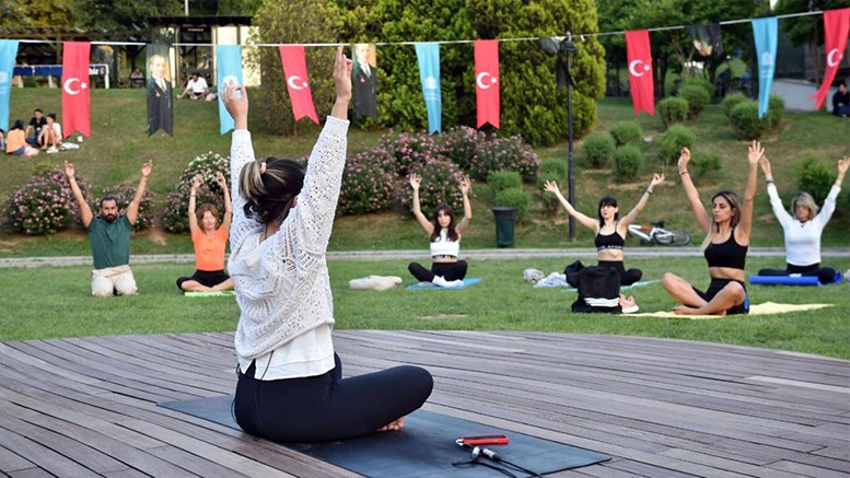 BEŞİKTAŞ’TA ULUSLARARASI YOGA GÜNÜ’NDE ETKİNLİK DÜZENLENDİ